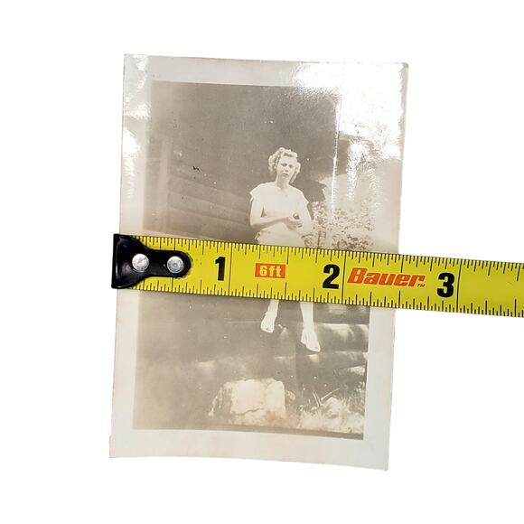 Vtg Lady in Front of Cabin Original Monochrome Photo 1946 Found Snapshot - Picture 4 of 4